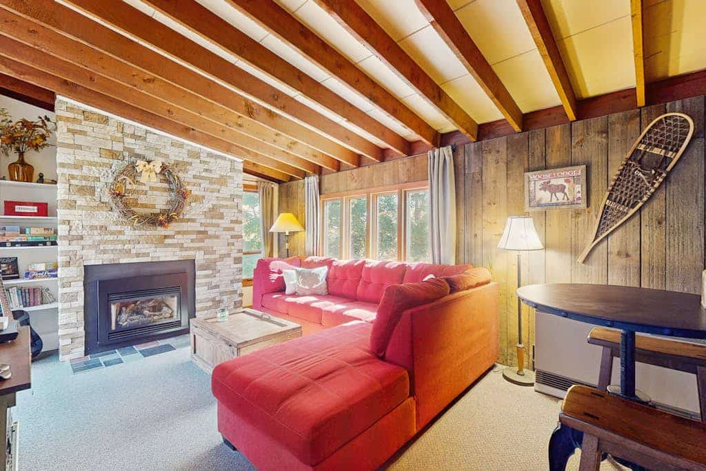Close to ski resort condo, gas fireplace, balcony, w/d, free shuttle, wifi