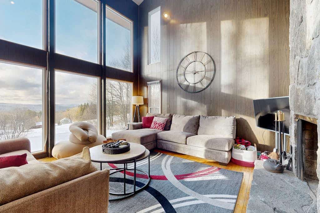 Private dog-friendly house w/ mountain views, fireplace, deck, firepit, w/d
