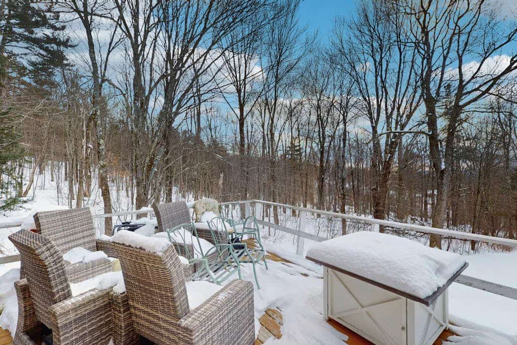Private dog-friendly house w/ mountain views, fireplace, deck, firepit, w/d