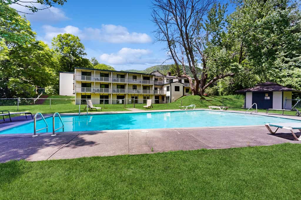 Four Season Condo:  seasonal pool, ski, golf & hike