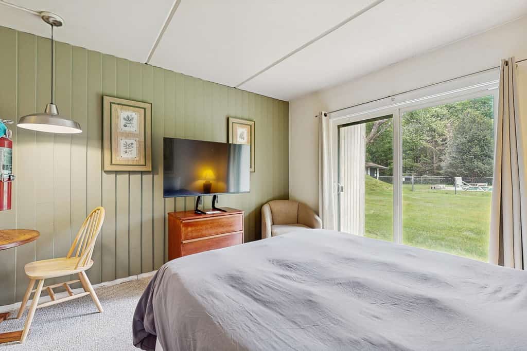 Four Season Condo: seasonal pool, ski, hike & golf