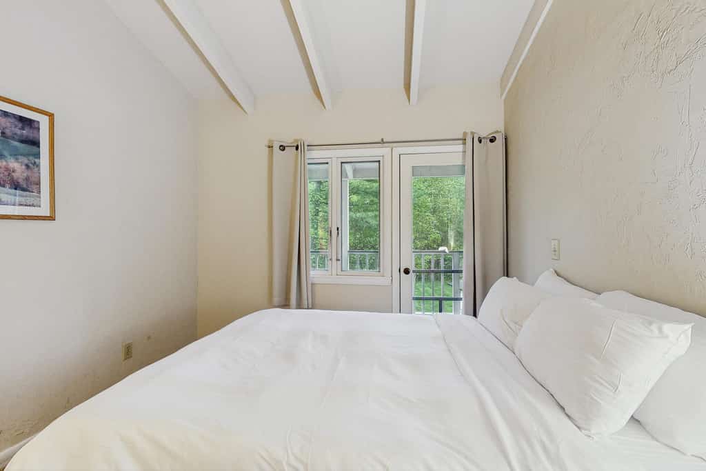 Four Season Condo:  seasonal pool, ski, hike, bike & golf