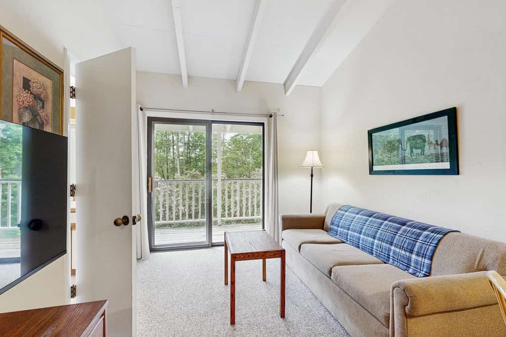 Four Season Condo: seasonal pool, close to Sugarbush, golf & hiking