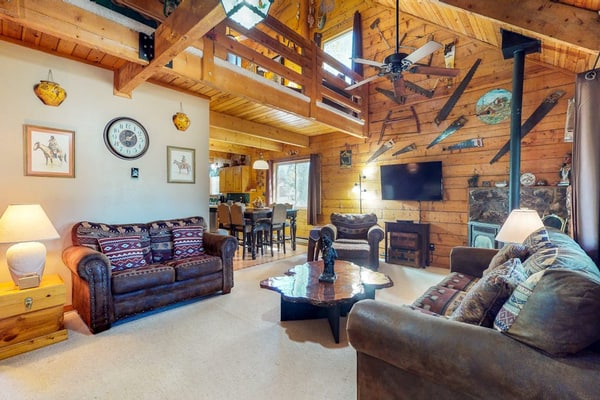 Remodeled log cabin two blocks from Lake Pagosa, with front porch and fireplace