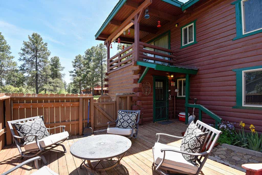 Charming cabin with WiFi & fireplace - easy access to lake & attractions