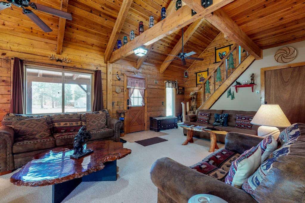 Charming cabin with WiFi & fireplace - easy access to lake & attractions