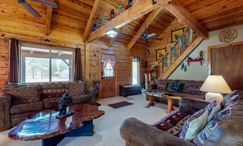 Remodeled log cabin two blocks from Lake Pagosa, with front porch and fireplace