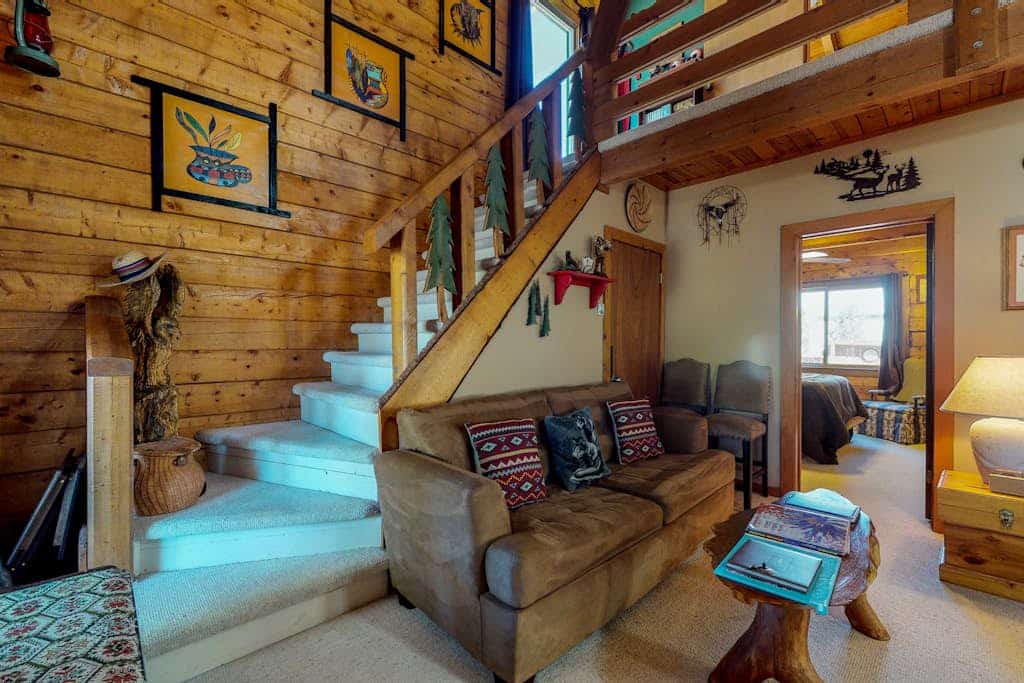 Remodeled log cabin two blocks from Lake Pagosa, with front porch and fireplace