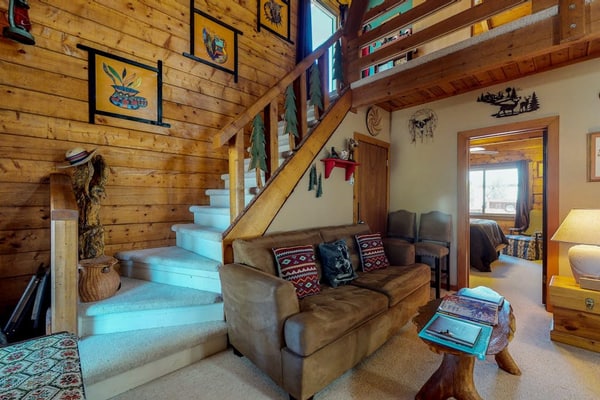 Remodeled log cabin two blocks from Lake Pagosa, with front porch and fireplace