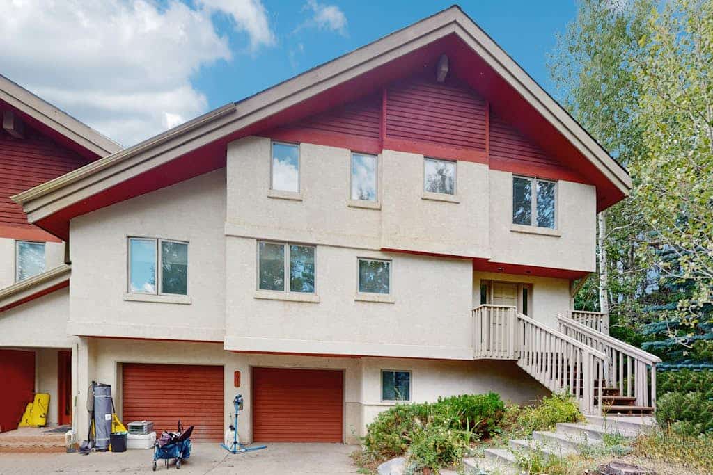 Charming Vail townhome with private deck that is dog-friendly, bus to slopes