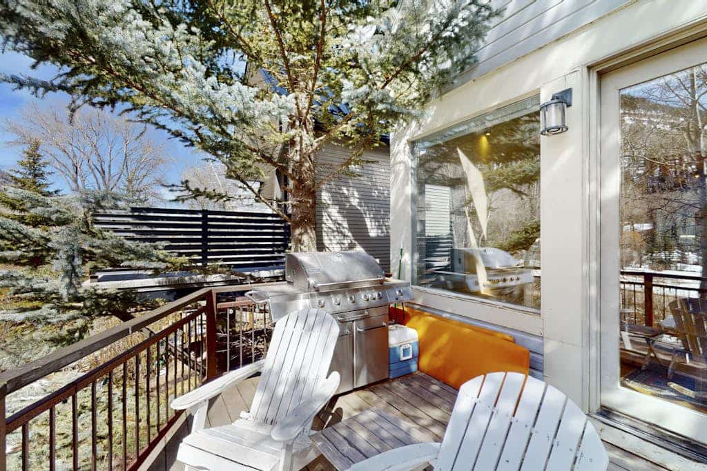 Three-story mountain house with balcony, grill & washer/dryer