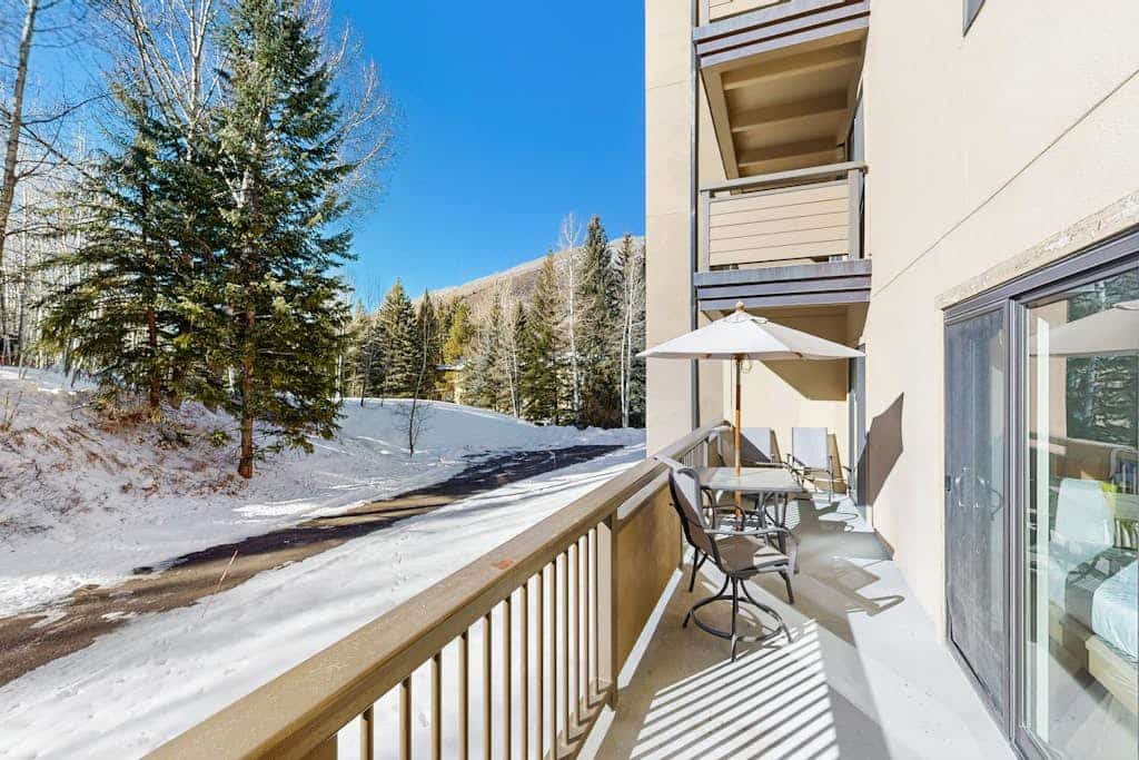 Charming condo w/ full kitchen, shared pool & hot tub - near ski resort