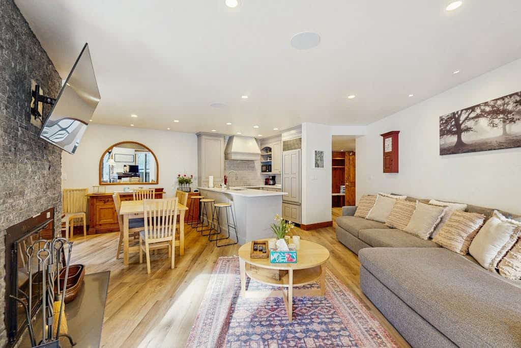 Charming condo w/ full kitchen, shared pool & hot tub - near ski resort