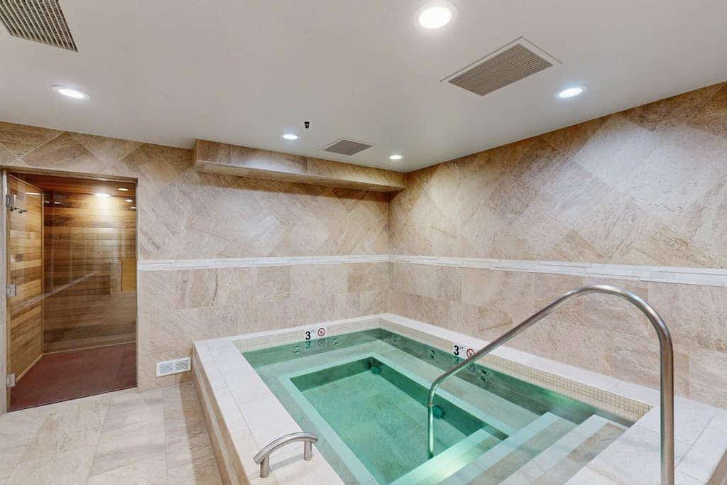 Conveniently located condo w/ fast wifi, shared hot tub & amazing location