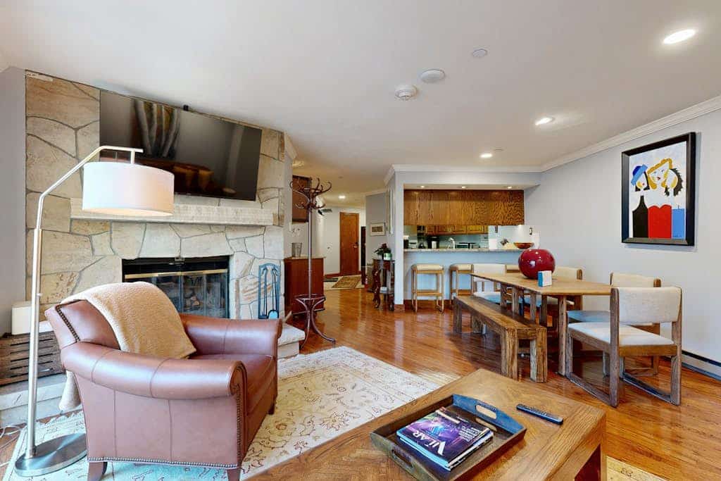Conveniently located condo w/ fast wifi, shared hot tub & amazing location