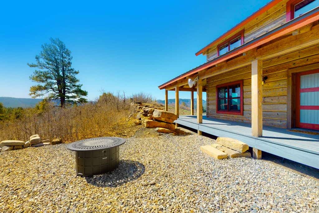 Ridgetop mountain-view home on 5 acres with Gas Grill, AC & fireplace