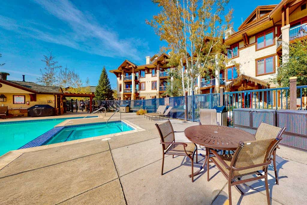Walk-to-lift condo w/ laundry, fireplace & resort hot tubs/pool/gym/steam room