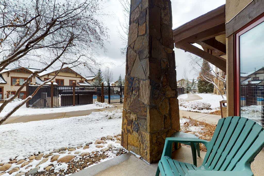 Walk-to-lift condo w/ laundry, fireplace & resort hot tubs/pool/gym/steam room