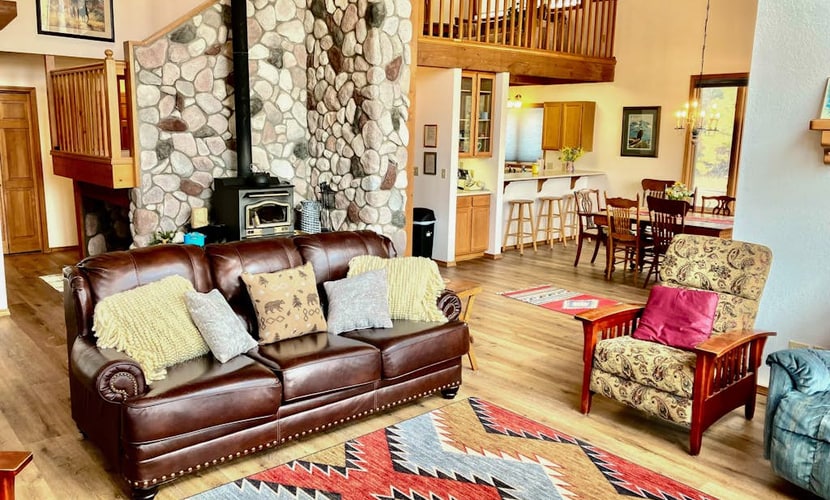 Dog-friendly cabin with large yard, wood stove, grill & mountain views