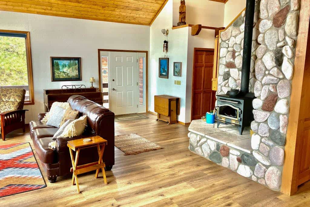 Dog-friendly cabin with large yard, wood stove, grill & mountain views