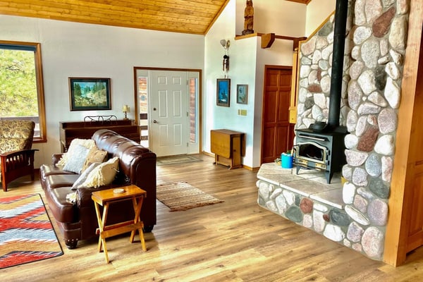 Dog-friendly cabin with large yard, wood stove, grill & mountain views