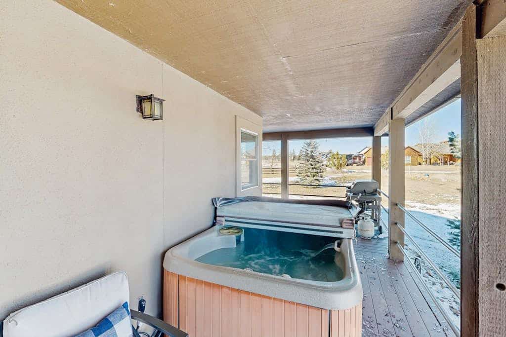 Charming home with incredible views, lake access, fast WiFi, two kayaks, & W/D