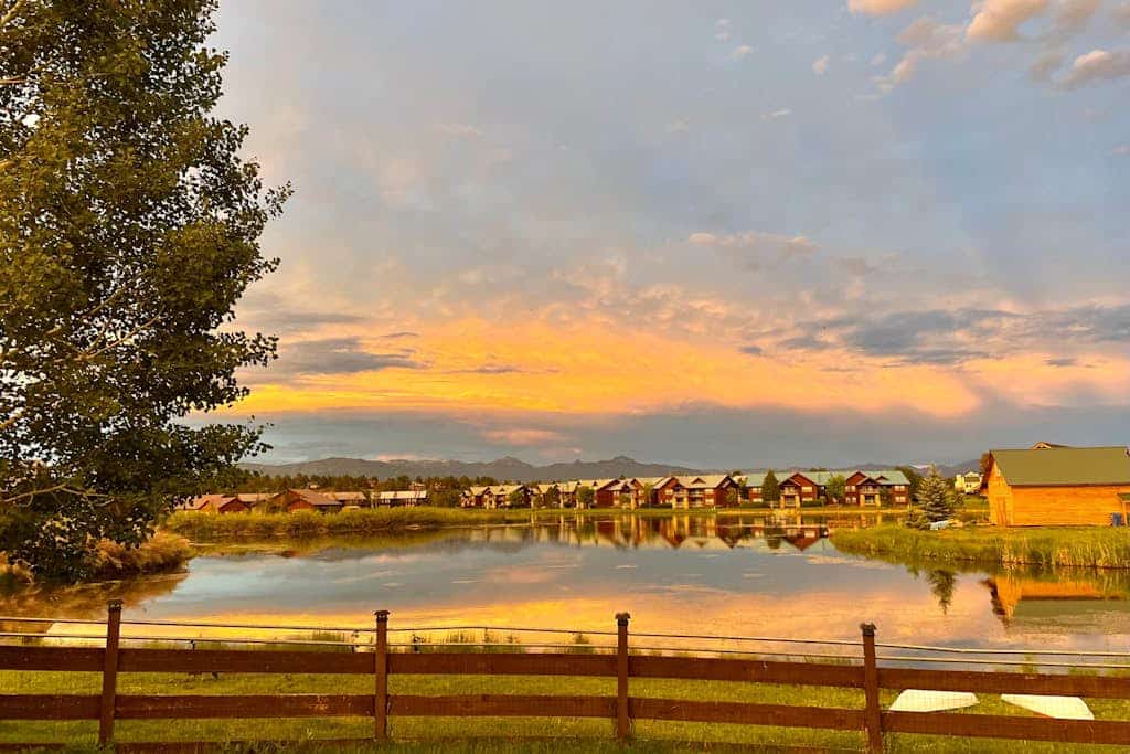 Charming home with incredible views, lake access, fast WiFi, two kayaks, & W/D
