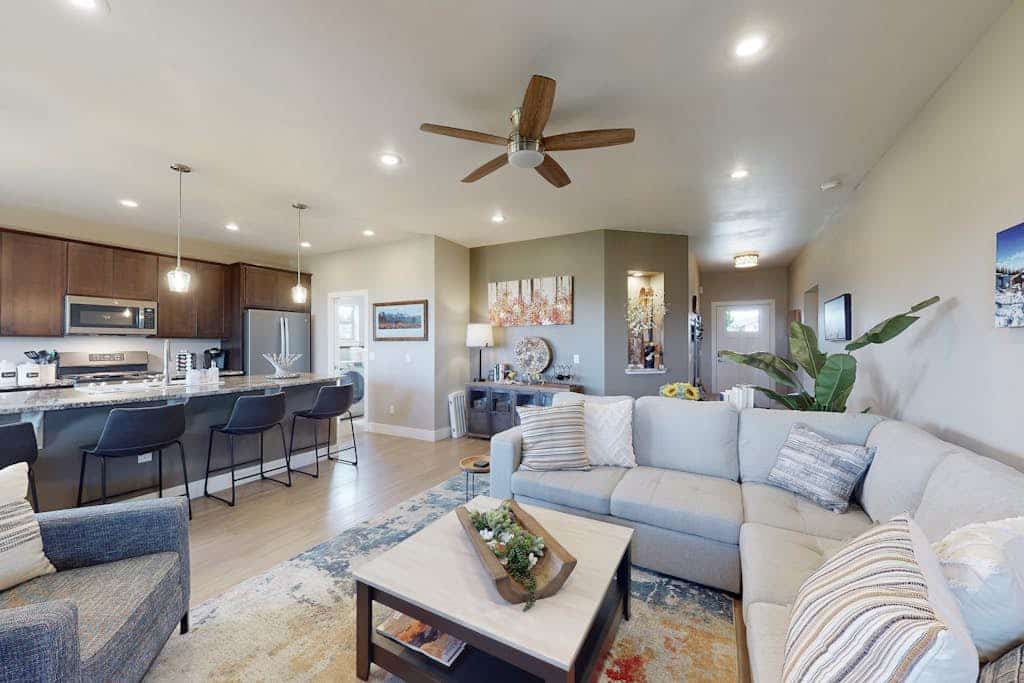 Dog-friendly house in central locale on golf course with mountain view & hot tub