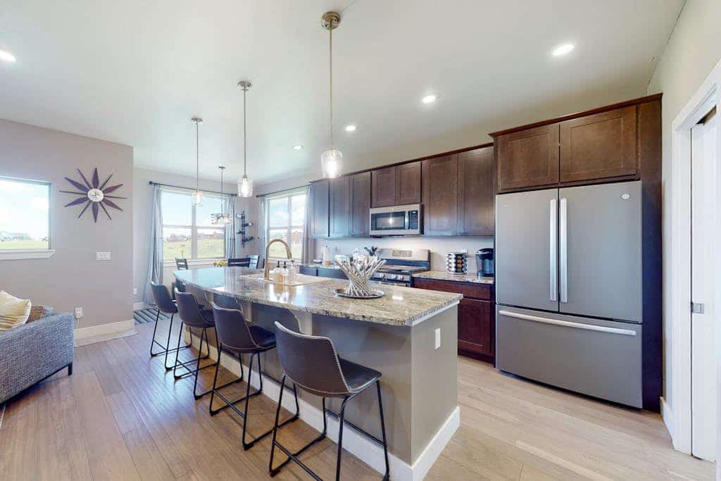 Dog-friendly house in central locale on golf course with mountain view & hot tub