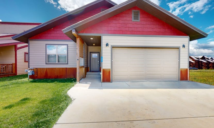 Dog-friendly house in central locale on golf course with mountain view & hot tub