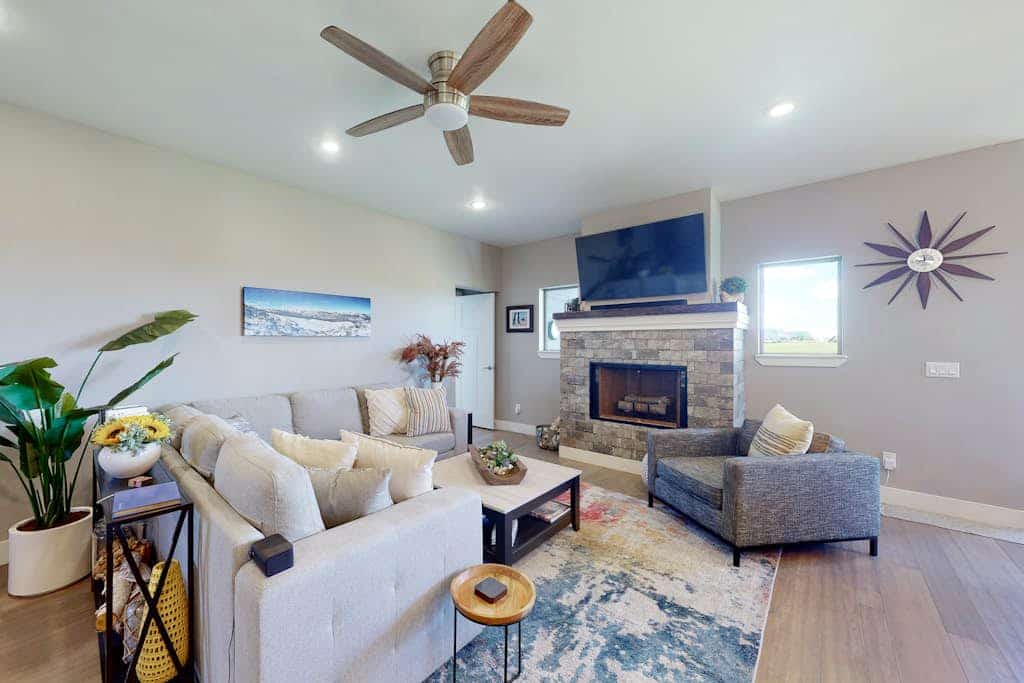 Dog-friendly house in central locale on golf course with mountain view & hot tub
