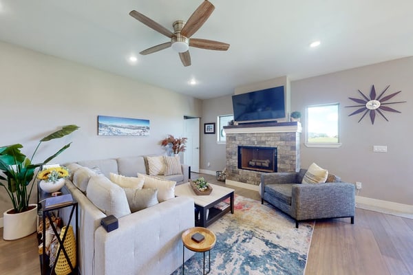 Dog-friendly house in central locale on golf course with mountain view & hot tub
