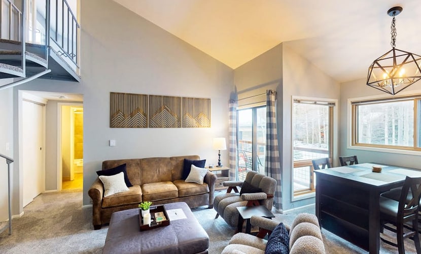 Conveniently located condo with full kitchen, fast wifi, shared pool & hot tub