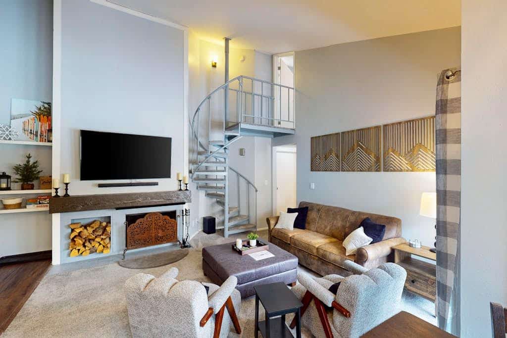 Conveniently located condo with full kitchen, fast wifi, shared pool & hot tub