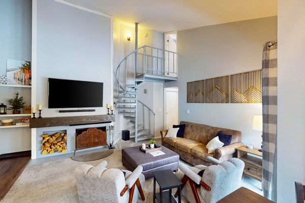 Conveniently located condo with full kitchen, fast wifi, shared pool & hot tub