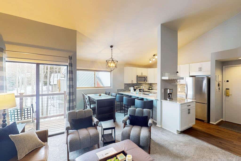 Conveniently located condo with full kitchen, fast wifi, shared pool & hot tub