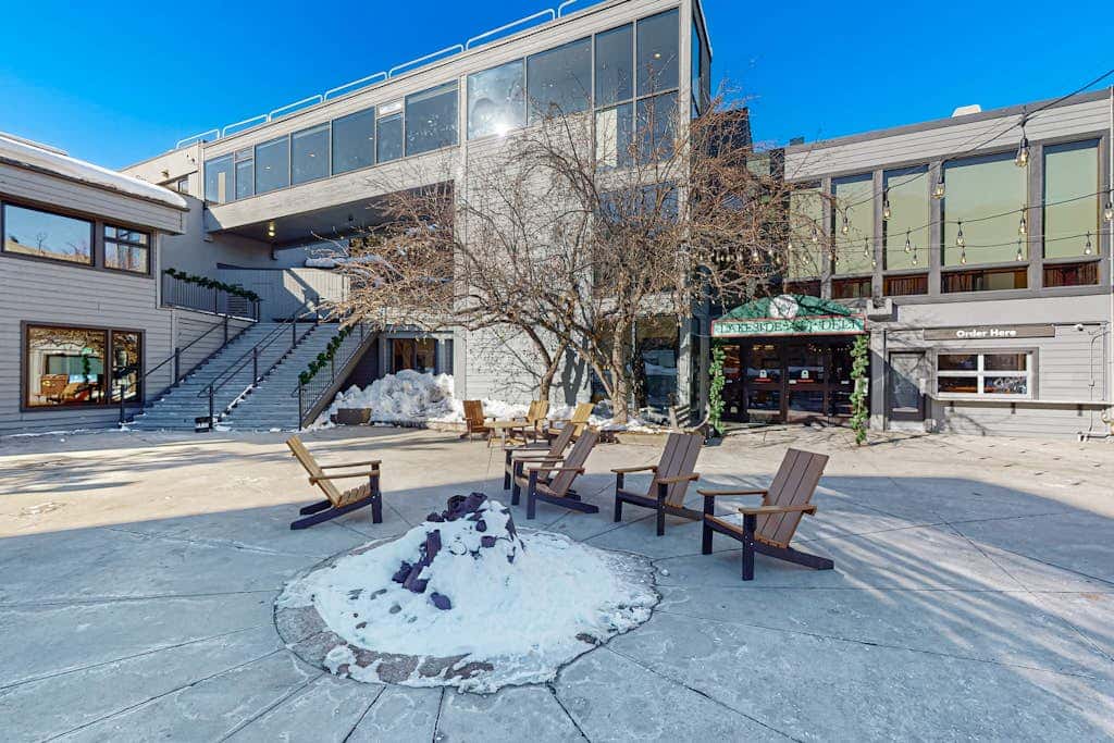 Lakefront Keystone Studio