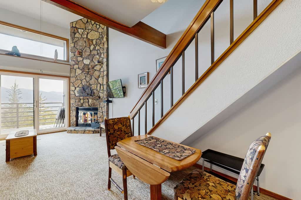 Charming Mountain View Condo with WiFi, Fireplace