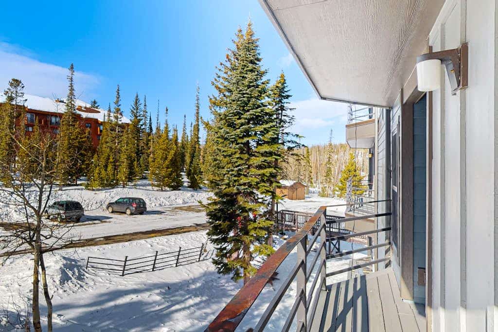 Cozy condo with mountain views & fireplace - close to skiing