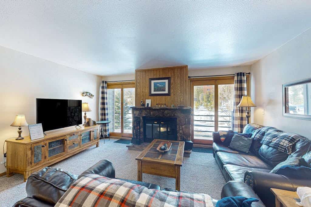 Cozy condo with mountain views & fireplace - close to skiing