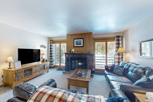 Cozy condo with mountain views & fireplace - close to skiing