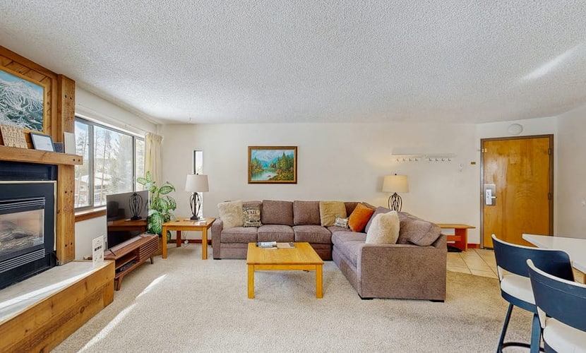 Rustic ski-in condo with fireplace, balcony, hot tub & gym