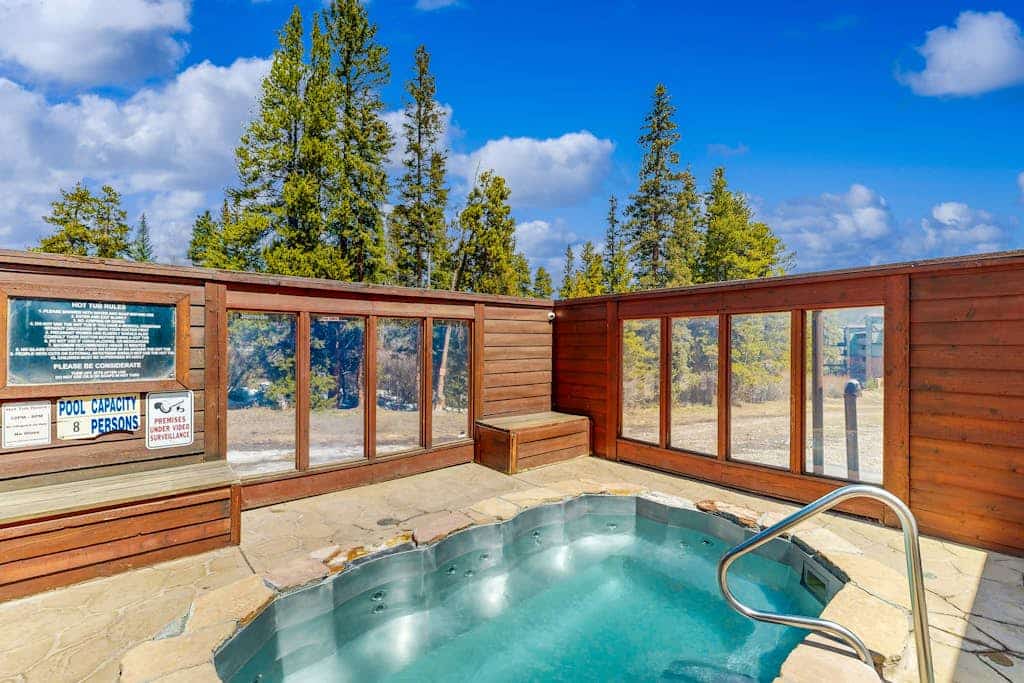 Rustic ski-in condo with fireplace, balcony, hot tub & gym
