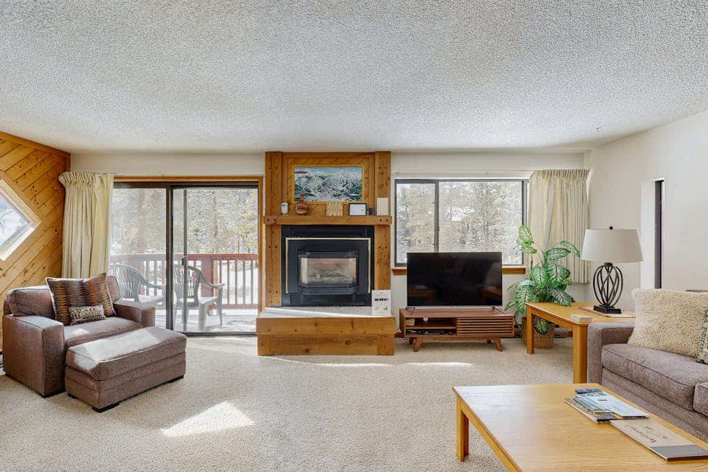 Rustic ski-in condo with fireplace, balcony, hot tub & gym