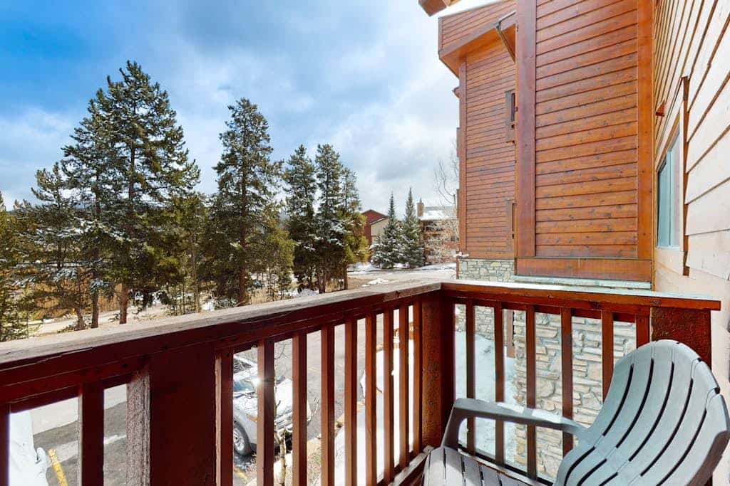Stunning ski-in/out condo with hot tubs, fireplace, balcony, & gym