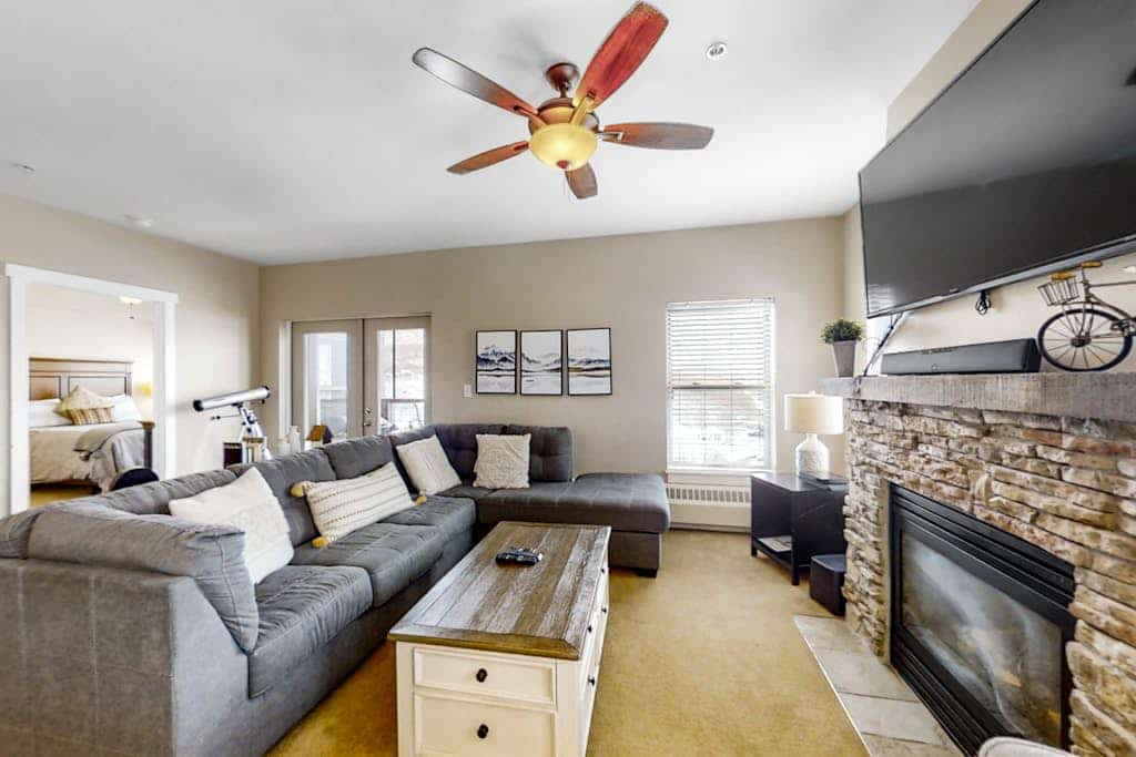 Family-friendly condo w/mountain & valley views, WiFi, shared pool, hot tub