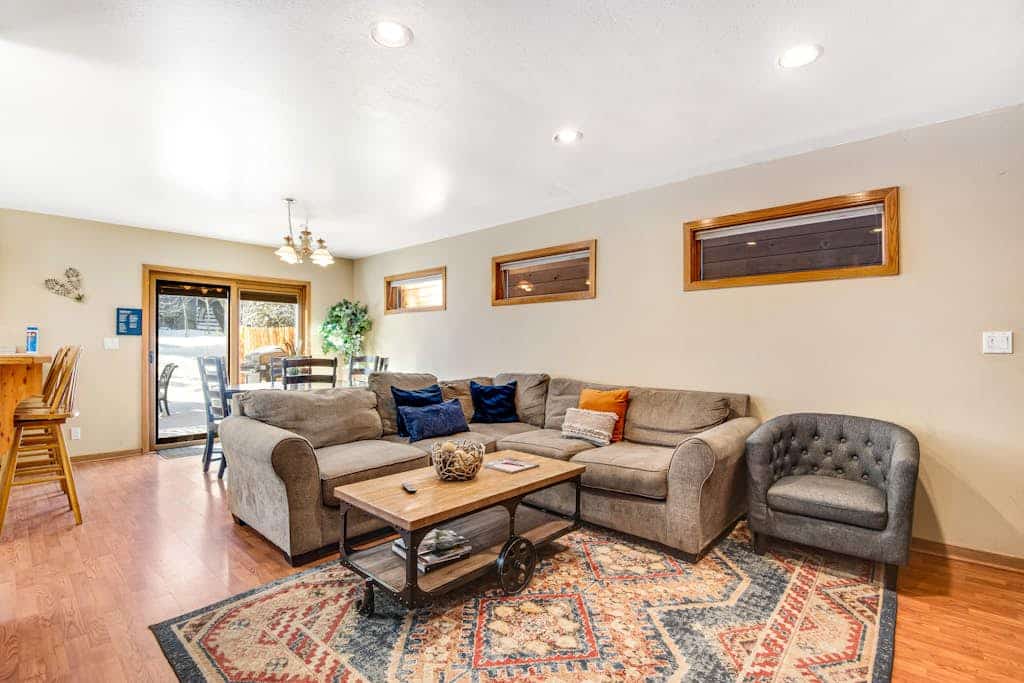 Spacious chalet with private hot tub & jetted tub - near lake & slopes