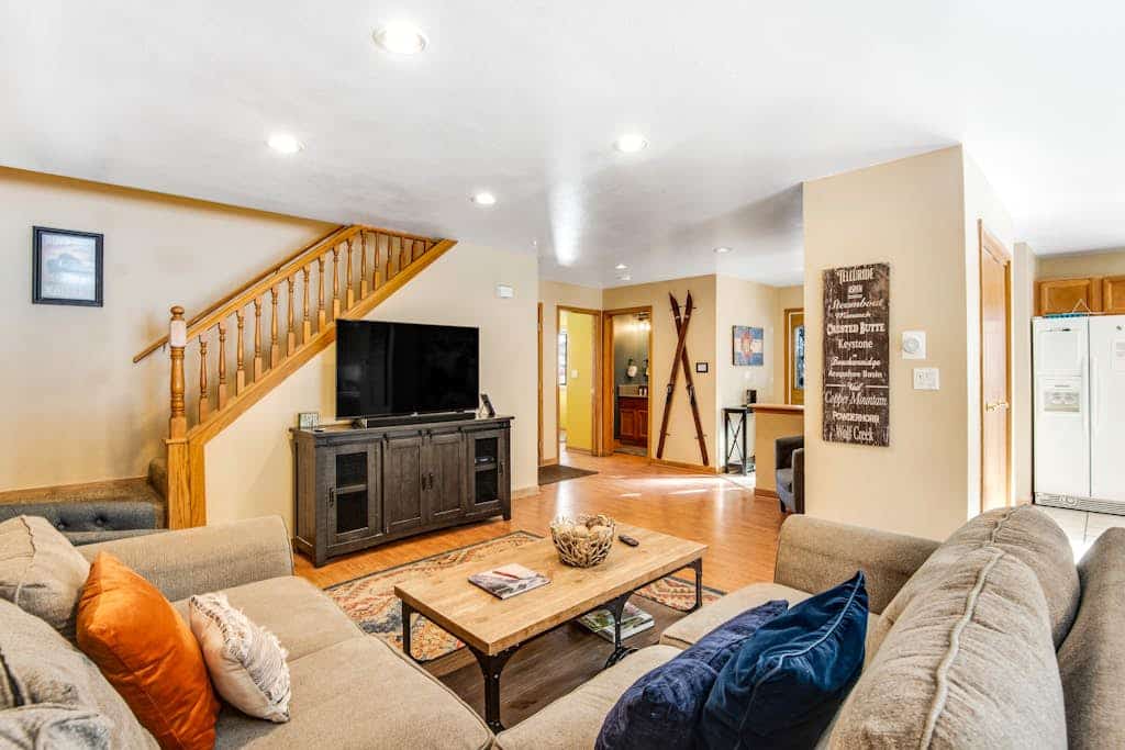 Spacious chalet with private hot tub & jetted tub - near lake & slopes