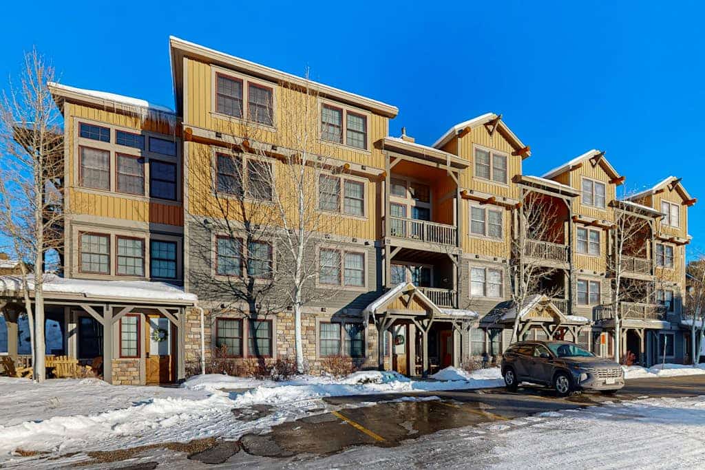Ski in ski out condo with fast wifi, full kitchen and shared hot tub and pool