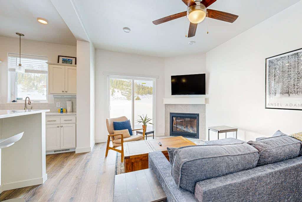 Charming townhouse with mountain views, gas fireplace, and dog friendly